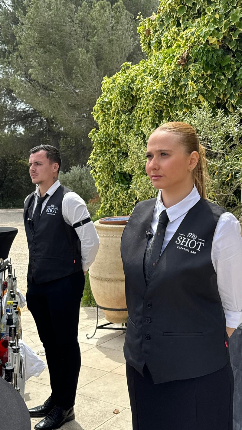 Équipe My SHOT BAR en gilets de costume brodés par NovaTex