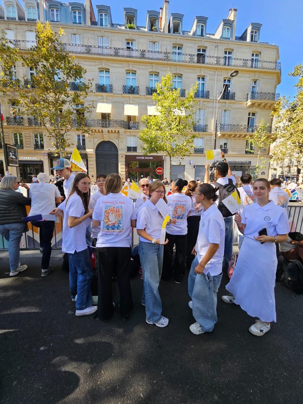 Groupe de Saint-Vincent-de-Paul portant des polos blancs personnalisés à Paris