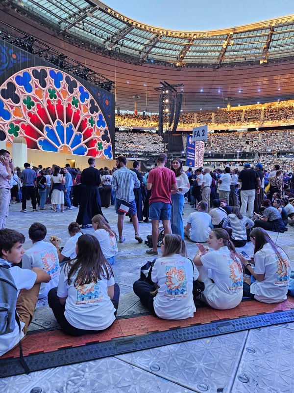 Élèves portant des polos personnalisés lors d’un événement au Stade de France